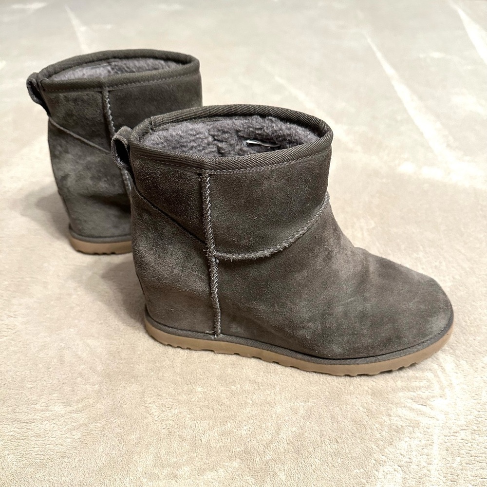 UGG classic femme mini wedge